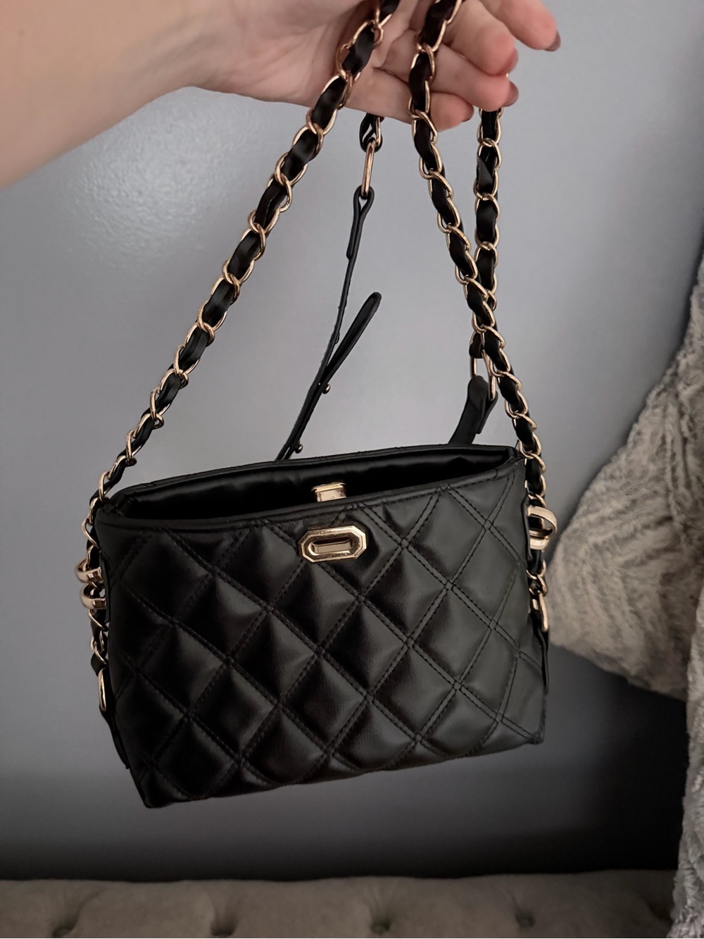 SHEIN Black Quilted Chain-Detail Crossbody Bag